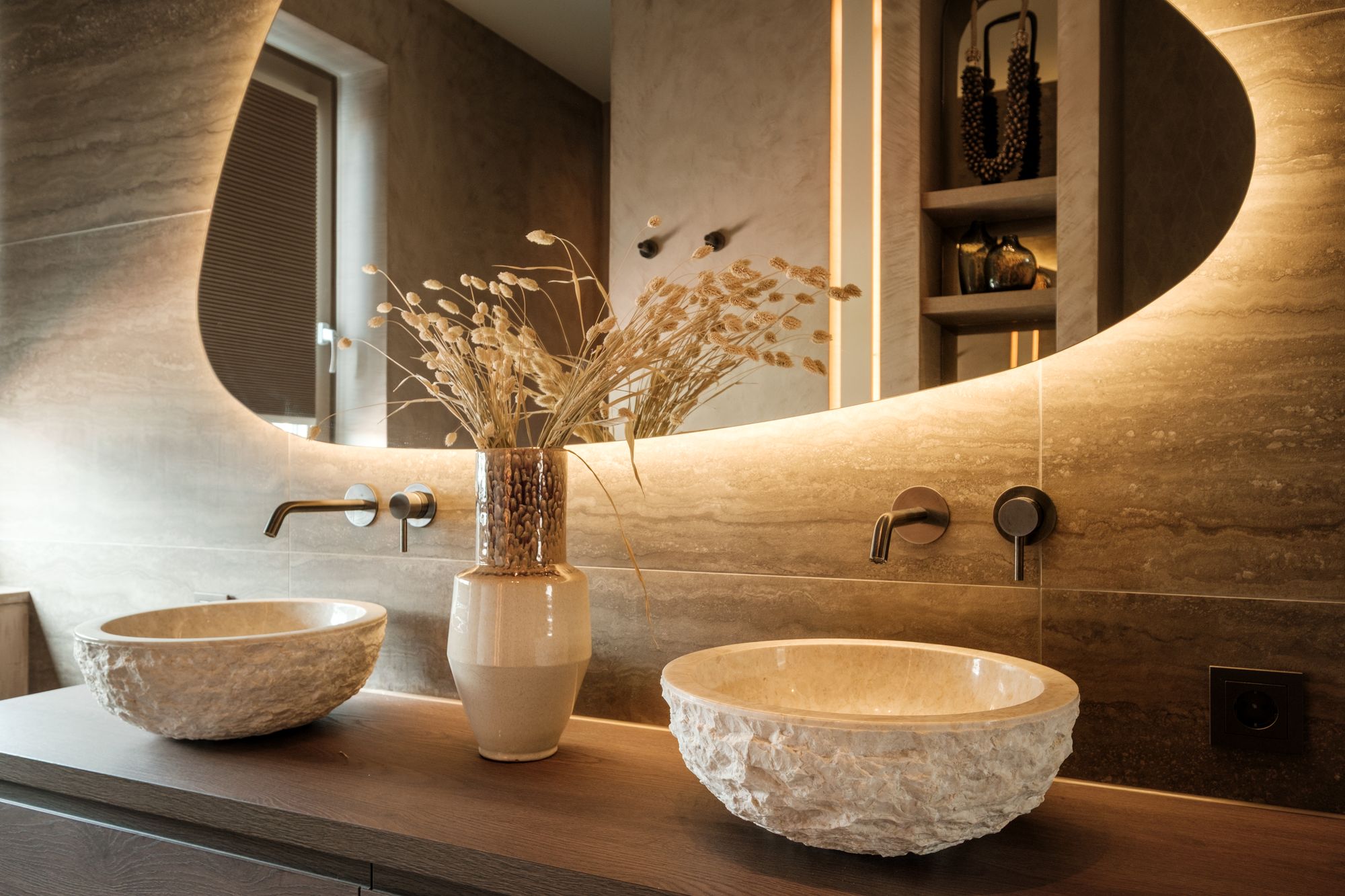 Badkamer met travertinlook en waskommen