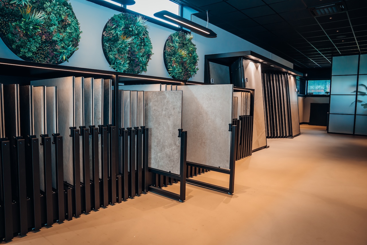 Grootformaat tegels in de showroom