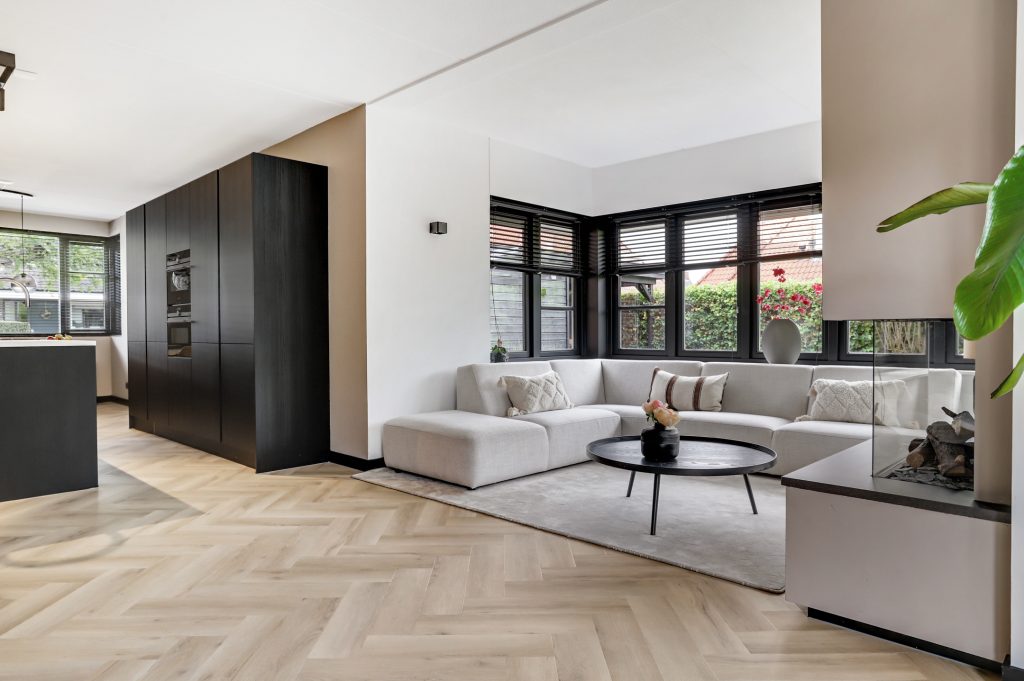Houtlook tegels in de woonkamer